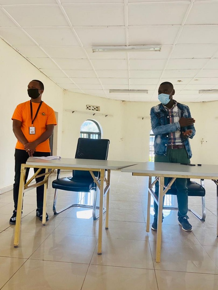 Uwari ahagarariye ASEF-Rwanda (wambaye orange) na Visi Meya Manirafasha jean de la Paix wari uhagarariye akarere ka Burera mu muhango wo gushyikiriza abana inkunga