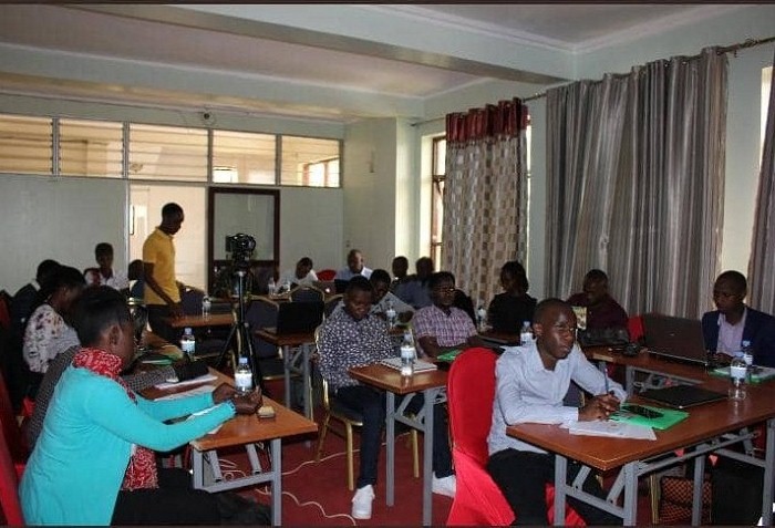 Abanayamakuru bahuguwe ku bijyanye n