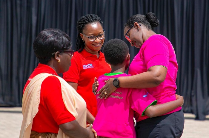 Abana b'abakobwa bishimira iyi gahunda Madamu Jeannette Kagame yabashyiriyeho 