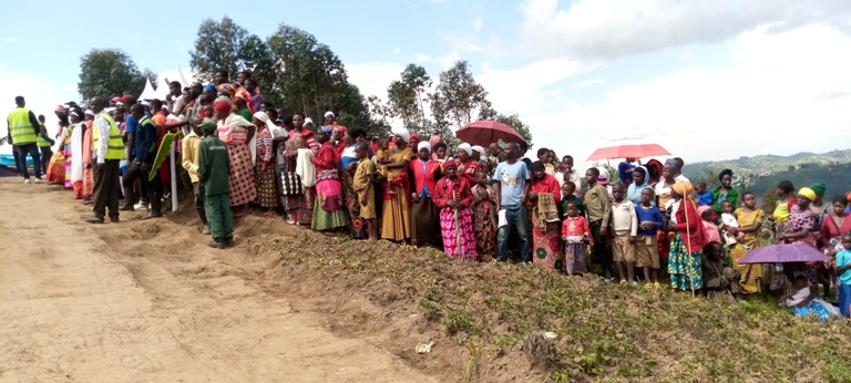 Abatuye mu Mudugudu wa Kumuganza bishimiye guhabwa amashanyarazi y'imirasire uko bakabaye