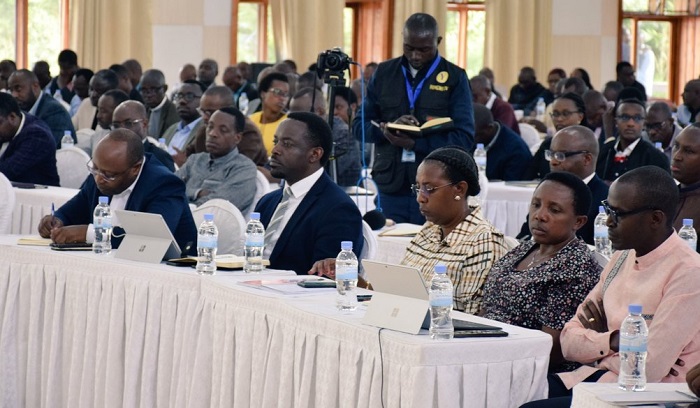 Abayobozi b'Uturere tugize Intara y'Amajyaruguru basabwe kumva ko ari inshingano zabo kunganira abakozi babegereza ibyo bikoresho