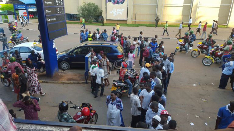 Abantu bari bakomerewe no kubona uko bagura umuriro. Batondaga imiringo miremire bawushaka bamwe bakanawubura 