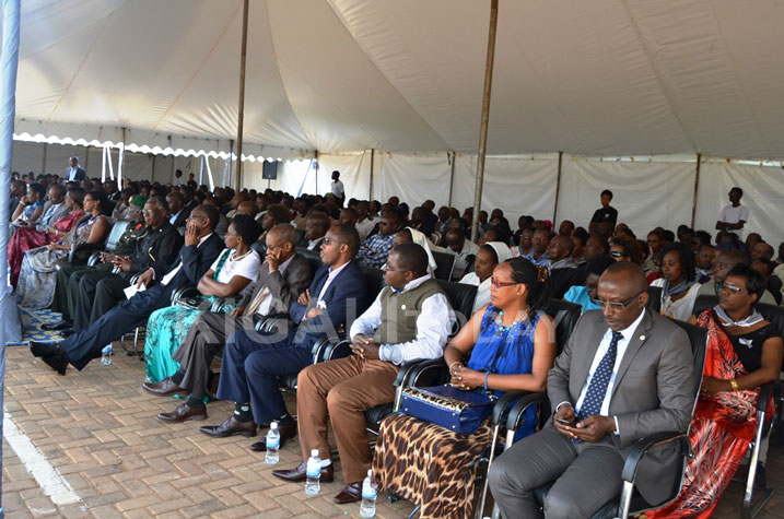 Hari abantu benshi muri uyu muhango wo kwibuka abari abakozi mu maperefegitura y'Intara y'Iburasirazuba bazize Jenoside.