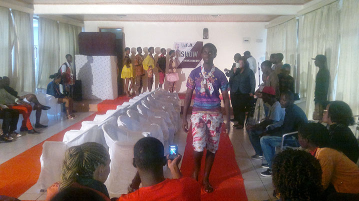 Abantu batandukanye bo mu mujyi wa Musanze bagenda bitabira kureba aho berekana imideri.