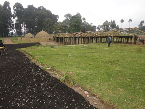 Abantu bavuye kwambara banyura kuri iki kiraro bajya kwita amazina abana b