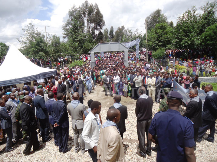 Abantu benshi bari bitabiriye umuhango wo gushyingura mu cyubahiro imibiri 21 y'aabazize Jenoside yabonetse.