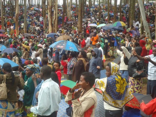 Abantu baturutse hirya no hino mu gihugu baje kwirebera ibitangaza by'amasengesho.