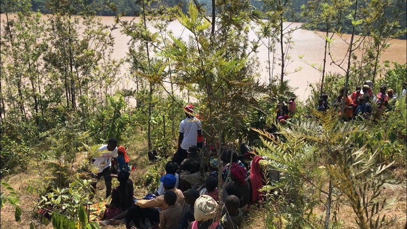 Abaturage bakomeje kuguma kuri Nyabarongo aho abo bana barohamiye