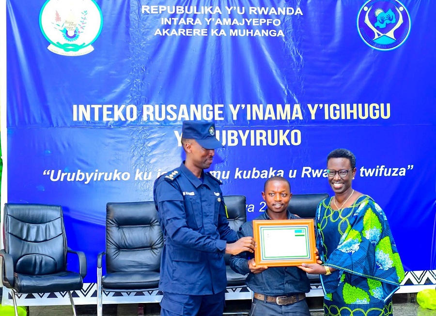 Urubyiruko rwakoze neza rwashimiwe