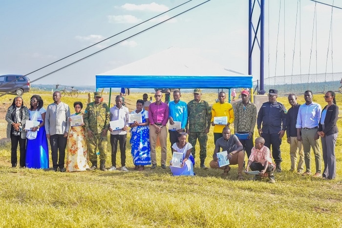 Abantu 10 bahuguriwe kugicunga bahawe ibyemezo by'ishimwe