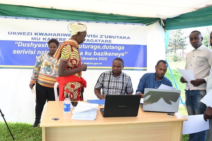 Bamwe mu bari bafite ibibazo bijyanye n'ubutaka byakemuwe