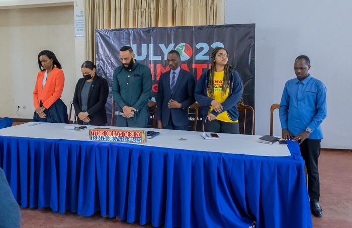 Abayobozi b'imiryango mpuzamahanga irengera Ibidukikije, imbere yabo hari isaha ibara imyaka, iminsi, amasaha, iminota, amasegonda n'amatiyerise 