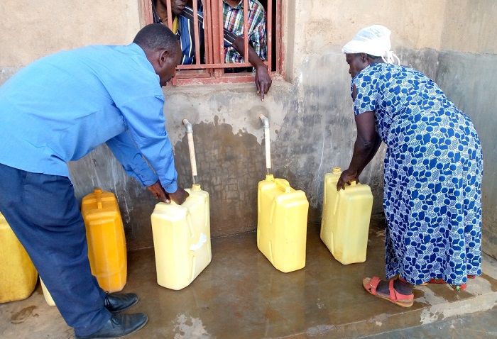 Abaturage bishimiye amazi meza begerejwe kuko u azabafasha kunoza isuku yo mu ngo