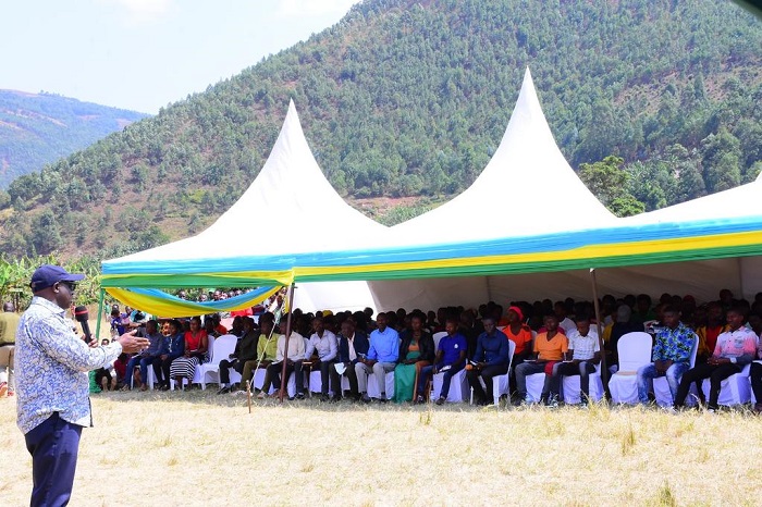 Abaturage bagaragaje ko hari bagenzi babo bigabiza amashyamba ya Leta bakayatwikamo amakara