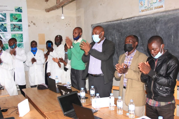 Abarimu bamurikiwe mudasobwa zisaga 20 zizajya zibafasha mu bushakashatsi