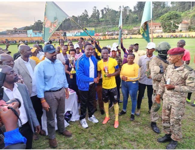 Meya Nzabonimpa ashimira kapiteni wa KIGEZI SELECT FC