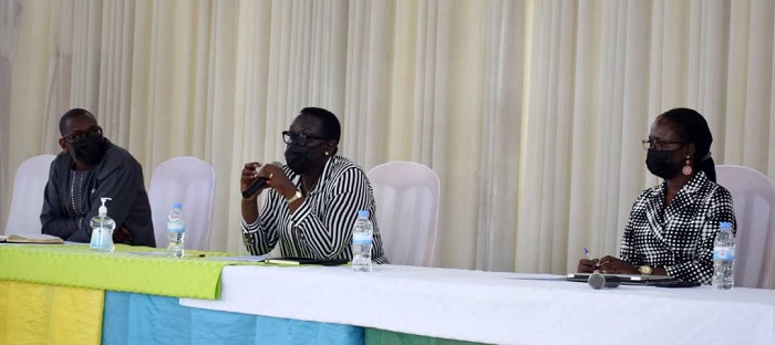 Minisiti Kayisire (hagati) yasabye abayobozi bo mu Ntara y'Amajyaruguru kurushaho gukaza ingamba zo gukumira ibiza