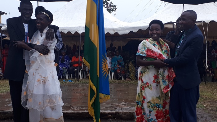 Akanyamuneza kari kose ku miryango yashyingiwe