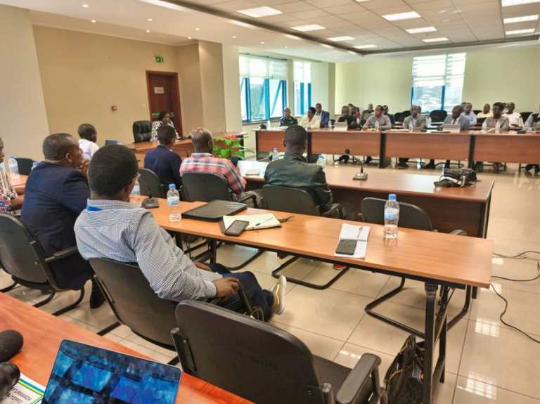 Guverineri Kayitesi aganira n'abanyamakuru yavuze ko ingo barihiraga mituweli zavuye kuri 124,919 ubu zikaba ari 3,3139