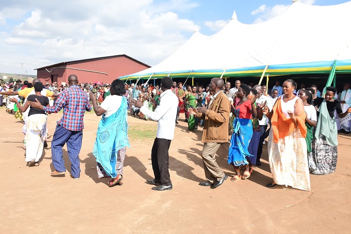 Abaturage bishimiye kwifatanya n'abageze mu zabukuru ku munsi mukuru wabo