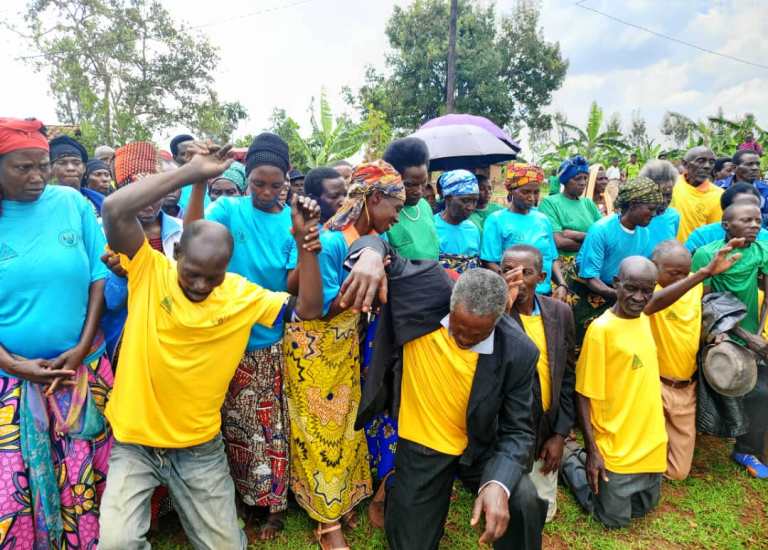 Nyuma yo gusaba imbabazi bapfukamye, abarokotse Jenoside babahagurukije babereka ko babababariye