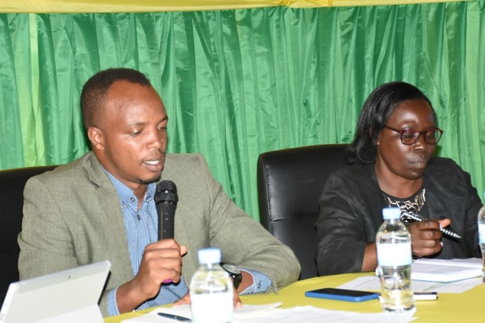 Izabiriza (iburyo) asobanura ko abadafite aho bakinga umusaya batagera ku bumwe n'ubwiyunge