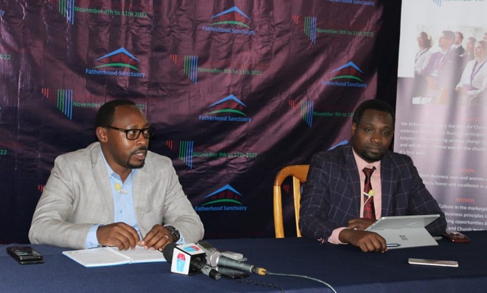 Andrew Rucyahana Mpuhwe (ibumoso) hamwe na Bishop Pacifique Hakizimana mu kiganiro n