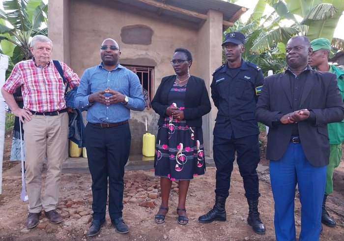 Mujawishema Candide (hagati) hamwe n'abayobozi bitabiriye icyo gikorwa