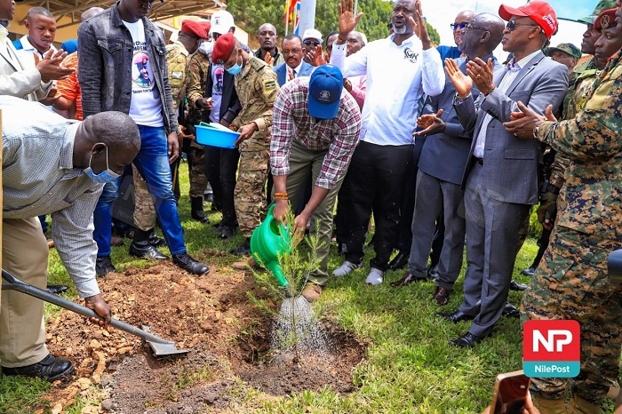 Bateye igiti cy'urwibutso