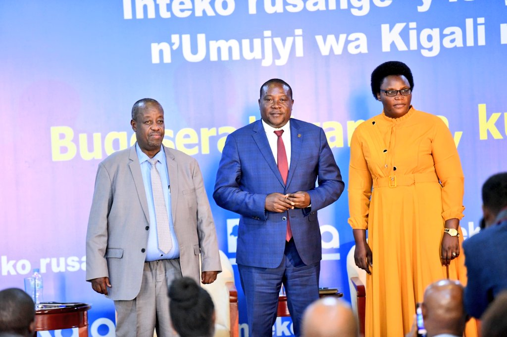 Minisitiri Gatabazi (hagati), Jeannette Nyiramasengesho watorewe kuyobora RALGA na Innocent Uwimana umuyobozi wa RALGA ucuye igihe