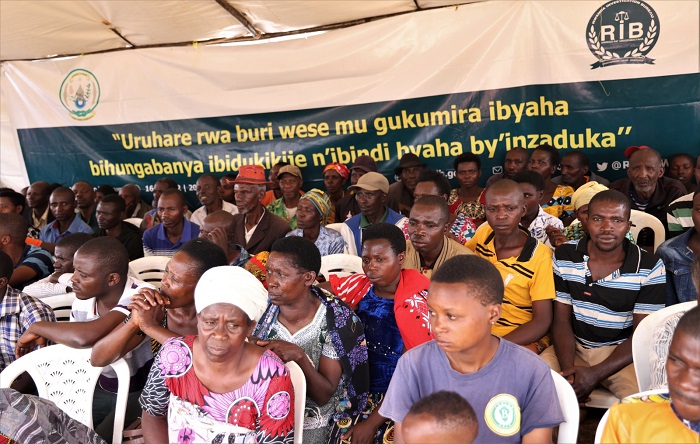 Abaturage bagaragaje ko babangamiwe n'ibikorwa by'imparata zangiza ibidukikije zigaca n'imiyoboro y'amazi