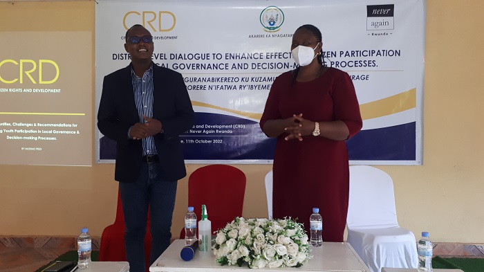 Murekatete Juliet (iburyo) avuga ko abayobozi badashaka gukemura ibibazo by'abaturage bakwiye kwikura mu nshingano ubwabo