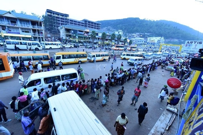 Abantu babaga batonze umurongo muremure