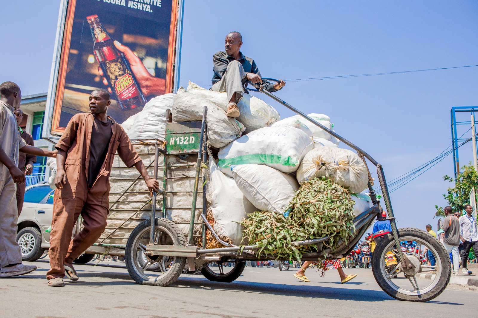 Abantu bafite ubumuga bakora ubucuruzi bwambukiranya umupaka barashimira umuhanda bubakiwe