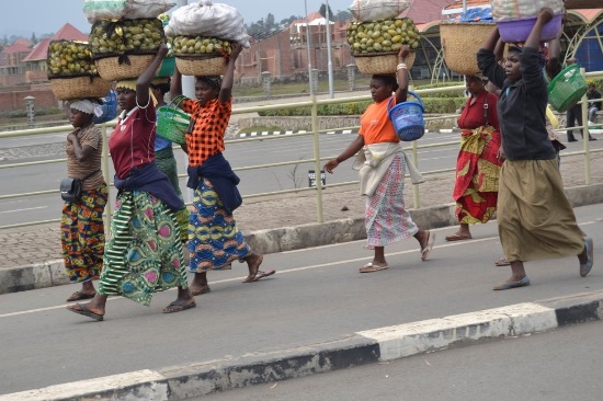 Abantu bakomeje gutwara ibicuruzwa abenshi ni abagore.