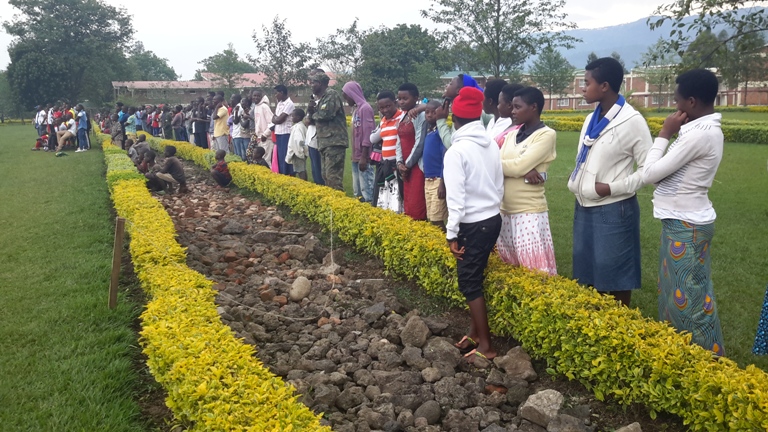 Abantu banyuranye mu nkengero z'Ikibuga bari baje gufana