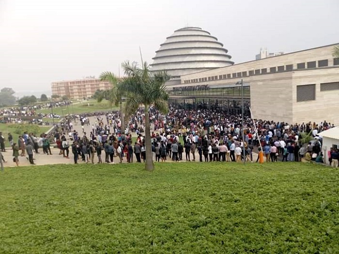 Abantu bari benshi bitabiriye amahugurwa ngo bibonere amadorari