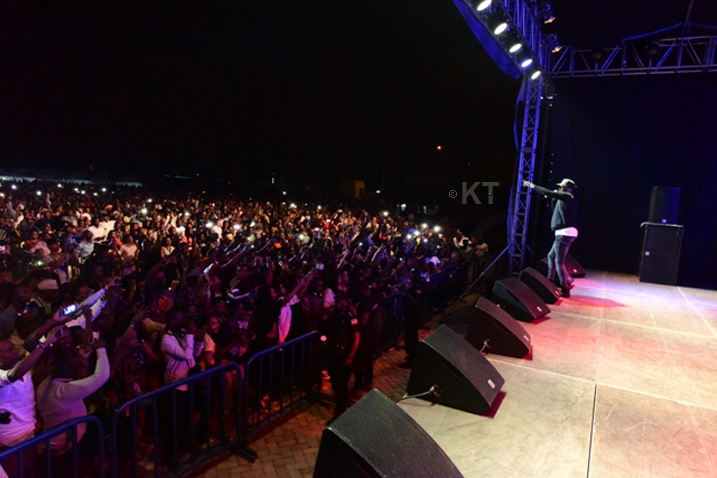 Abantu batandukanye barishimye