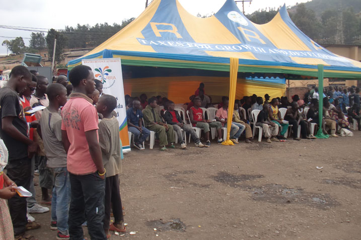 Abantu benshi bari baje kwirebera uko batombora