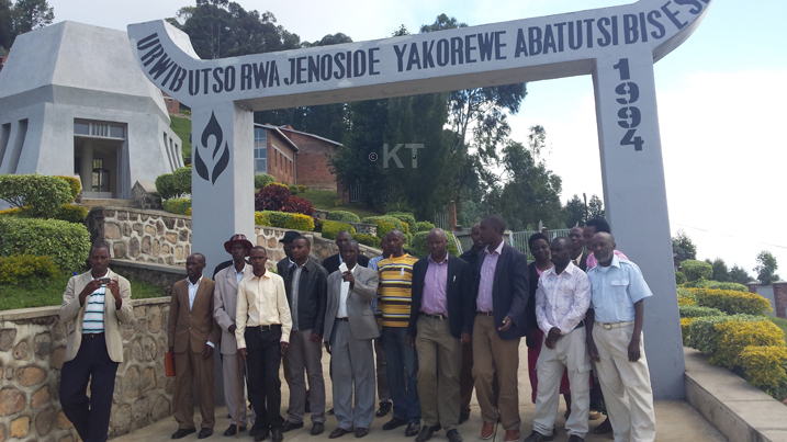 Abanya Bitare basura urwibutso rwa Bisesero