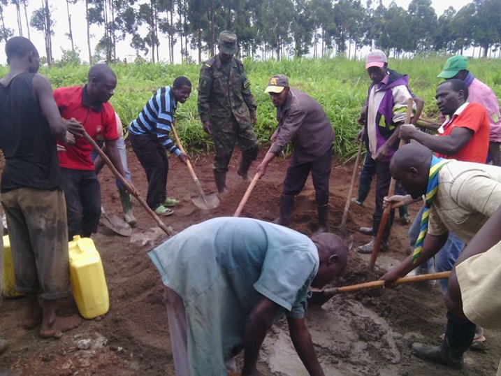 Abanyakanyinya mu muganda wo gusana amazu y'abacitse ku icumu.