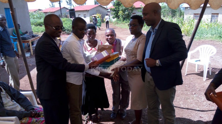 Abanyamadini banahaye Bibiliya iyo miryango