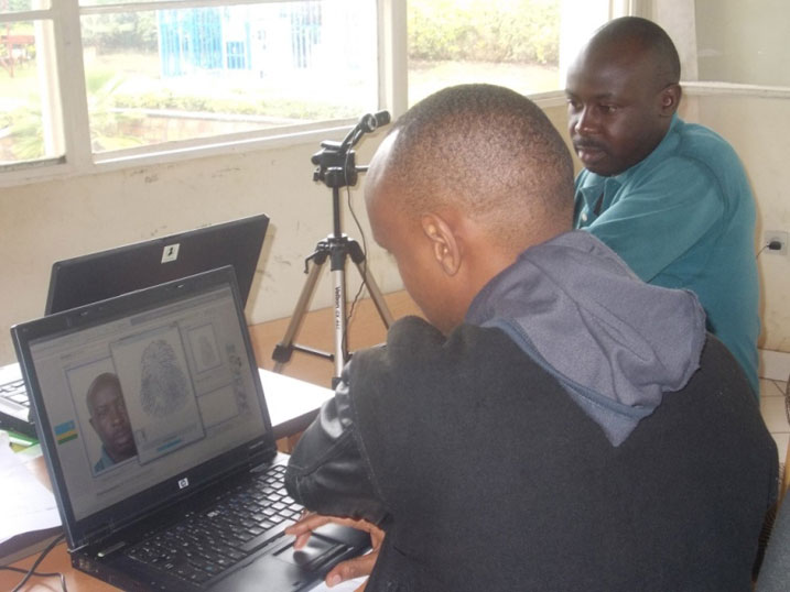 Umwe mu banyamahanga baba mu karere ka Nyagatare afotorwa ngo azahabwe icyangombwa cyimwemerera kuba mu Rwanda.