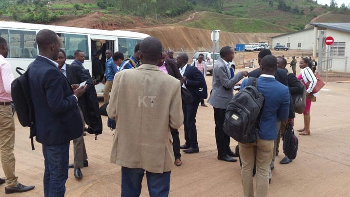 Abanyamakuru bo mu Rwanda na mpuzamahanga bamaze kugera ku Rusumo. Na bo barakurikirana iby'uru ruzinduko.