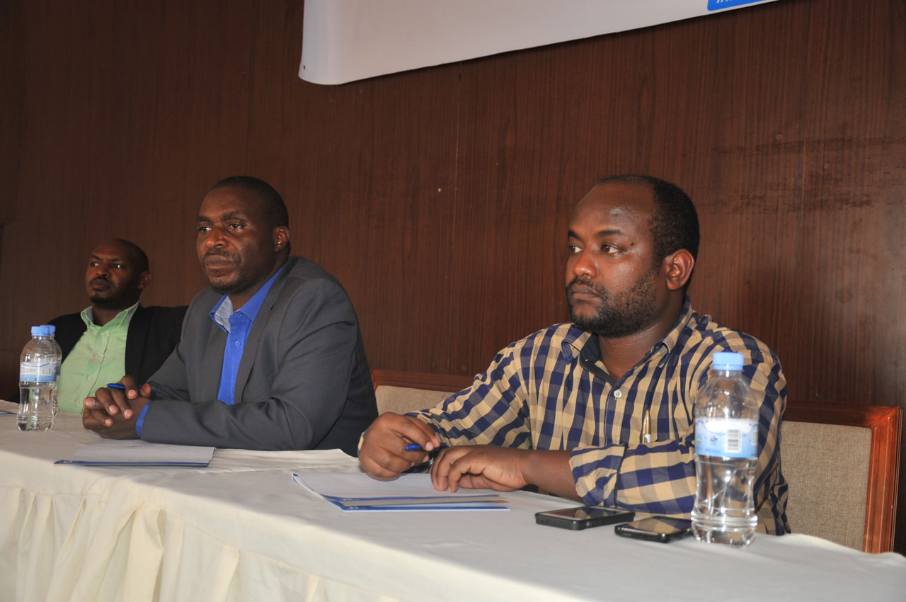 Barore Cleophas uyobora RMC (hagati) Muganwa Gonzague uyobora ARJ (ku ruhande iburyo) na Mugisha Emmanuel, umunyamabanga nshingwabikorwa wa RMC (ku ruhande ibumoso)