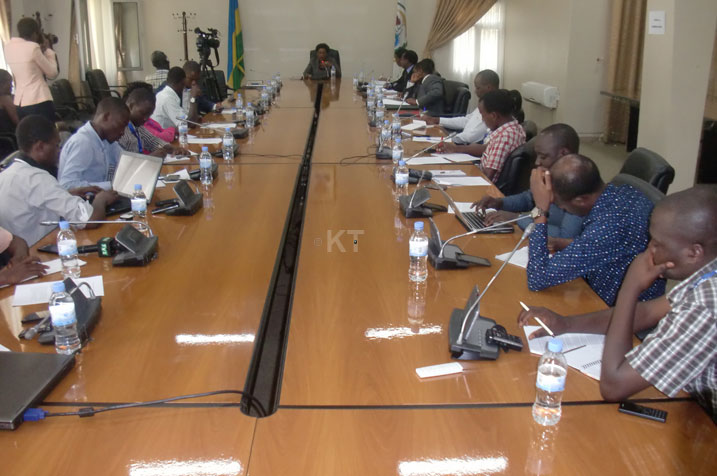 Abanyakuru bari bitabiriye iki kiganiro ari benshi.