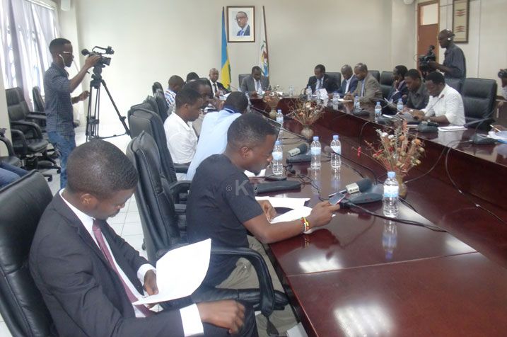 Abandi bayobozi n'abanyamakuru bari bitabiriye iki kiganiro.