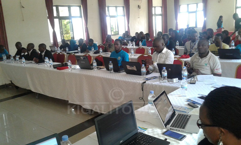 Abanyamakuru basabwe gutunga agatoki no gucukumbura kuri ruswa mu nkuru zabo