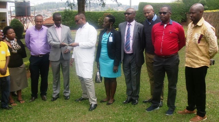 Abanyamakuru batanze sheki ya miliyoni y'amafaranga y'u Rwanda