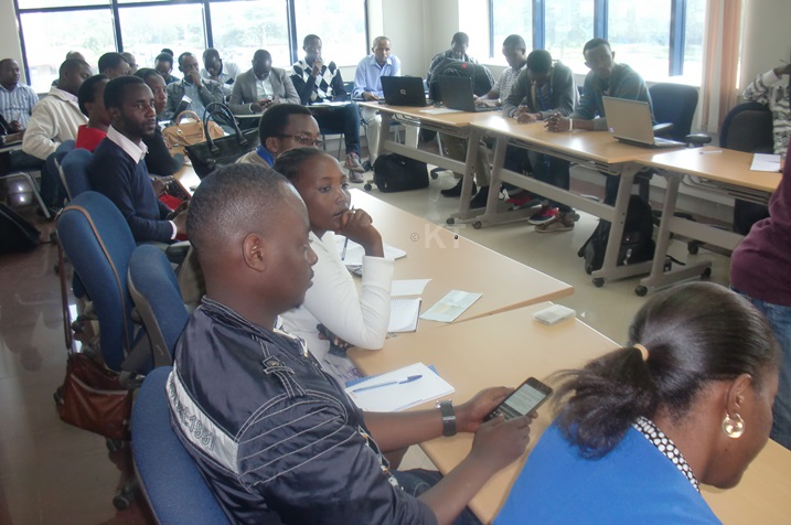 Abanyamakuru bitabiriye ikiganiro ari benshi.